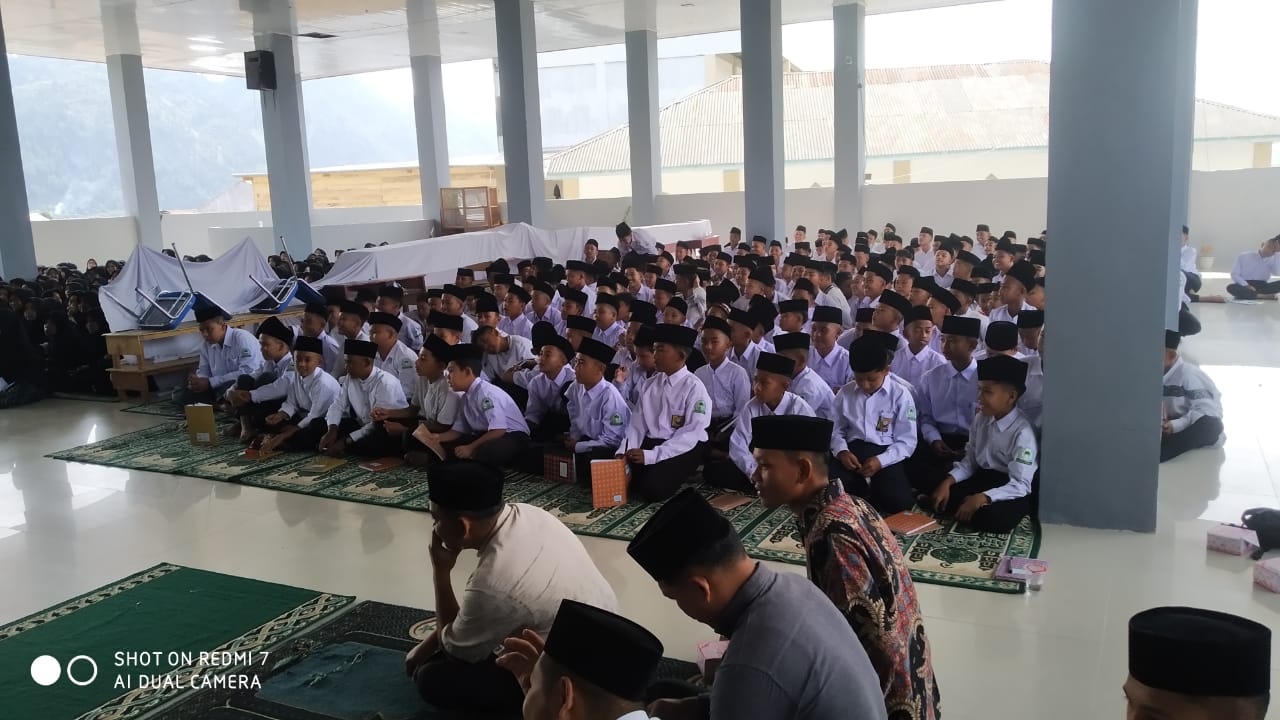 Prosesi Adat "I Serahen Ku Guru" di Pesantren Modern Maqamam Mahmuda