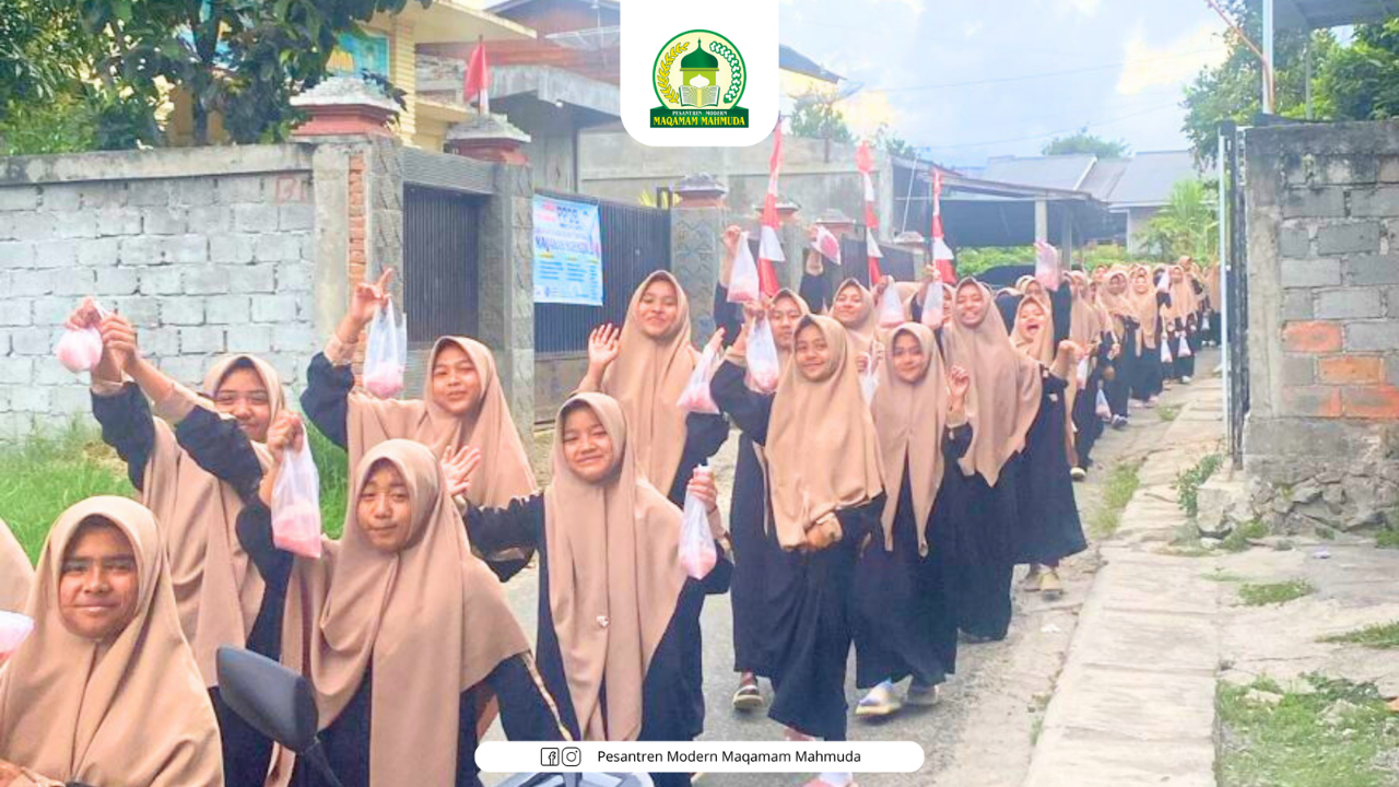 Santri Putri Pesantren Modern Maqamam Mahmuda Tebar Kebaikan Melalui Kegiatan Berbagi Takjil
